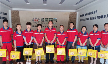 浓情迎端午 温馨送祝福-伟德betvlctor集团为员工发放端午节礼品