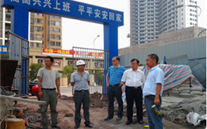 张龙义董事长视察慰问伟德betvlctor燃气股份有限公司办公大楼建设基地